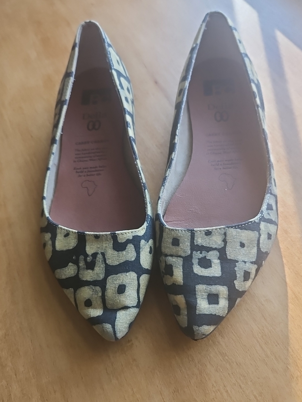 Della Black and Gold Patterned Pointed-Toe Flats